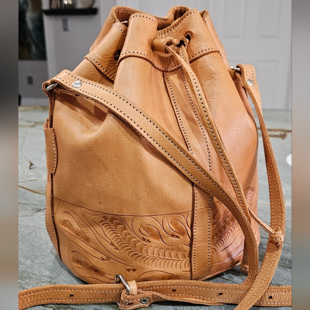 American West Tooled Leather Drawstring Bucket Bag Crossbody Tan NWOT - Picture 6 of 12